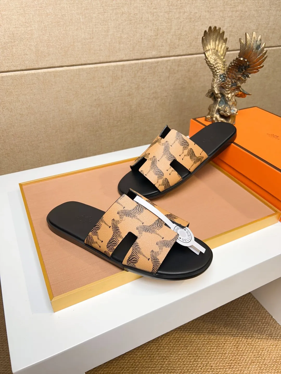 Men's clothing and shoes 💰280 💅💅💅 new arrival. Hermes Hermes official website latest counter synchronized new oran color leather H slippers, the original Paris version flew back to the original model and opened the mold to make it perfectly🍌The highest quality Sincerity, you can enter and leave the counter at will [Deyi] The upper is made of original customized  colored palm prints, crocodile print, ostrich print, colored cow leather, colored cow suede, 🤔 horse hair, 🥳 colored diamonds, 🥰 3D printing, and other genuine leather slippers, imported cow pattern foot pad lining, Italian  latest original genuine leather combination outsole Code number: 38-48 (customized at 46.47.48) Can be made into picture combination sole with genuine leather pattern and ordinary molded outsole